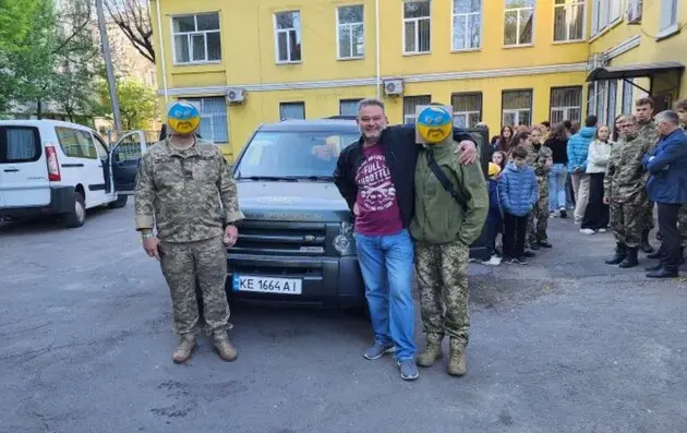 Дніпровська митниця вимагає від волонтерів сплатити штраф за автомобілі, ввезені для Збройних Сил України ще у 2022 році. Декілька з цих машин планують конфіскувати.