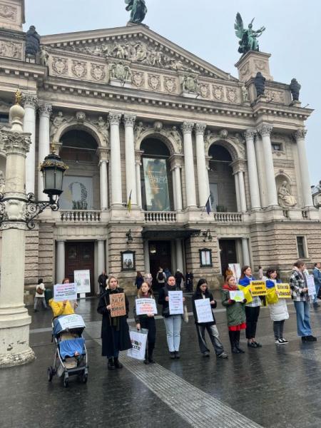 У Львові пройшла акція на підтримку ініціативи щодо визначення конкретного терміну служби для військовослужбовців.