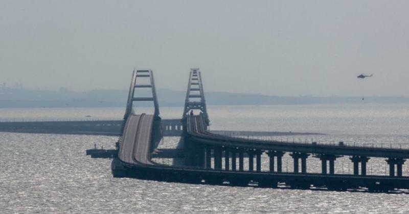 Окупантам вдалося замаскувати Кримський міст під димовою завісою, водночас вони повідомляють про можливу ракетну загрозу - Новини bigmir)net.