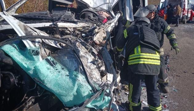 У Донецькій області сталася аварія: маршрутний автобус зіткнувся з вантажним автомобілем, внаслідок чого загинула одна особа, а десять людей отримали травми.