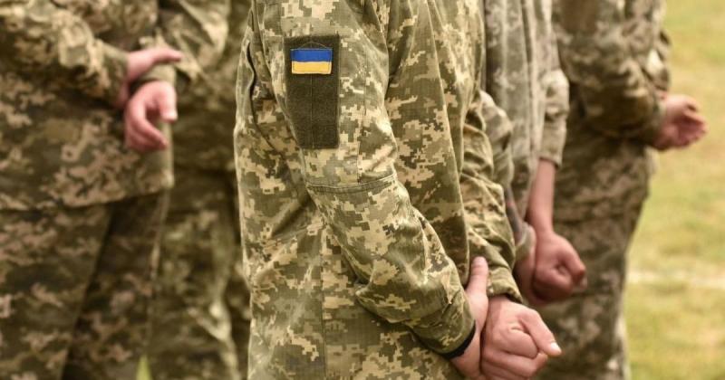 Чи можна порівняти самовільне залишення військової служби з дезертирством, і які наслідки це має для військовослужбовця?