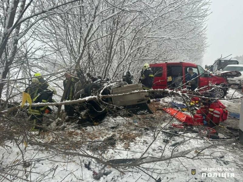 Слизька дорога: внаслідок аварії на Харківщині постраждали двоє водіїв – ФОТО.